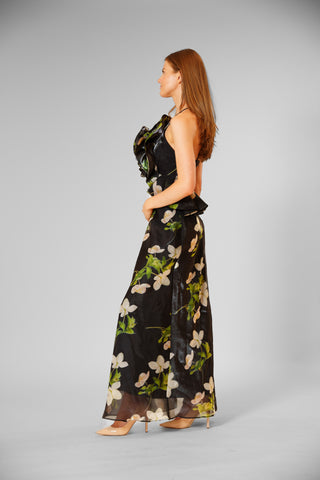 SLVLESS ORGANZA LONG GOWN W ROSETTE DETAIL.